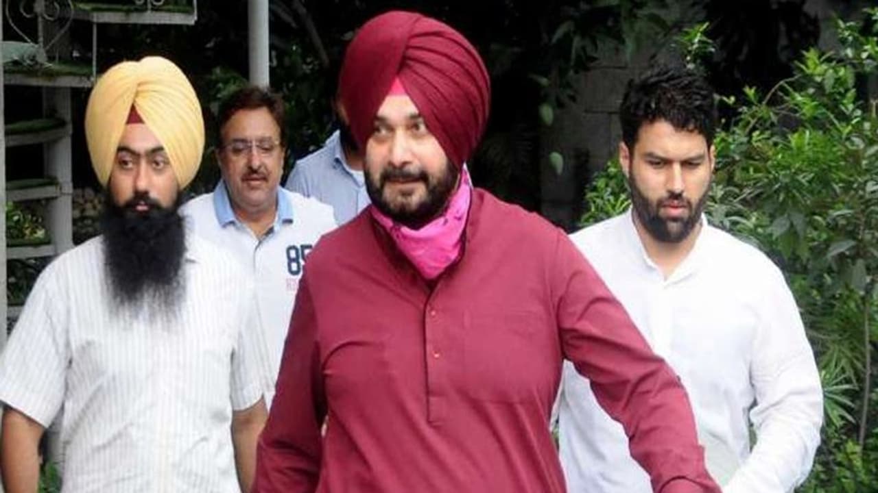 'गुरू' की नाराजगी इस कदर, सीएम चन्नी के बेटे की शादी में भी नहीं गए..उल्टा ट्वीट कर दे डाली नसीहत 'गुरू' की नाराजगी इस कदर, सीएम चन्नी के बेटे की शादी में भी नहीं गए..उल्टा ट्वीट कर दे डाली नसीहत