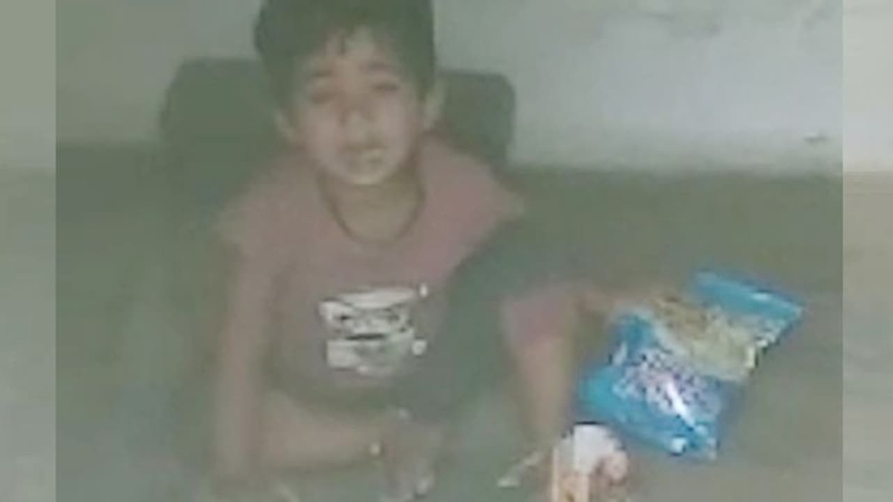 मार्मिक खबर: पिता का शव फंदे से लटका, 2 साल की बेटी पापा पापा कहते पूरी रात रोती रही, मां भी नहीं रही