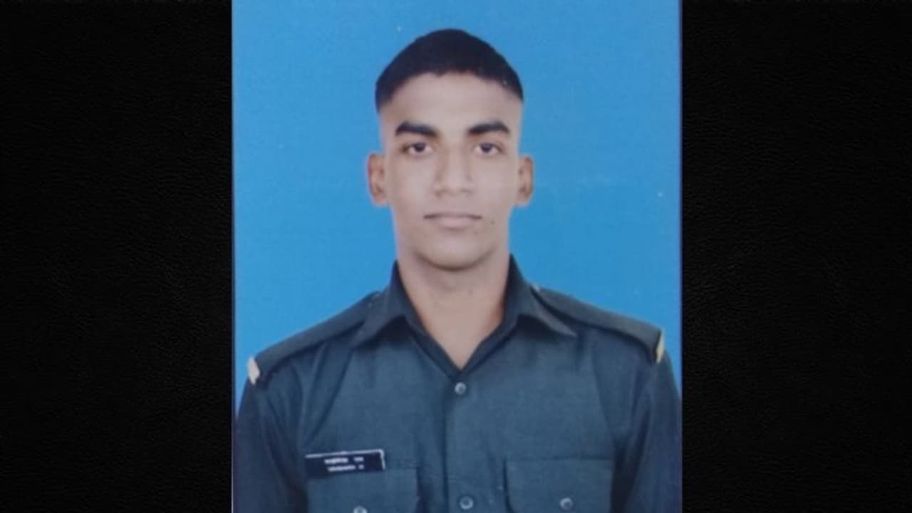 കശ്മീരിൽ ഇന്ത്യൻ സൈന്യവും ഭീകരരുമായുള്ള ഏറ്റുമുട്ടലിനിടെ മലയാളി ജവാന് വീരമൃത്യു കശ്മീരിൽ ഇന്ത്യൻ സൈന്യവും ഭീകരരുമായുള്ള ഏറ്റുമുട്ടലിനിടെ മലയാളി ജവാന് വീരമൃത്യു