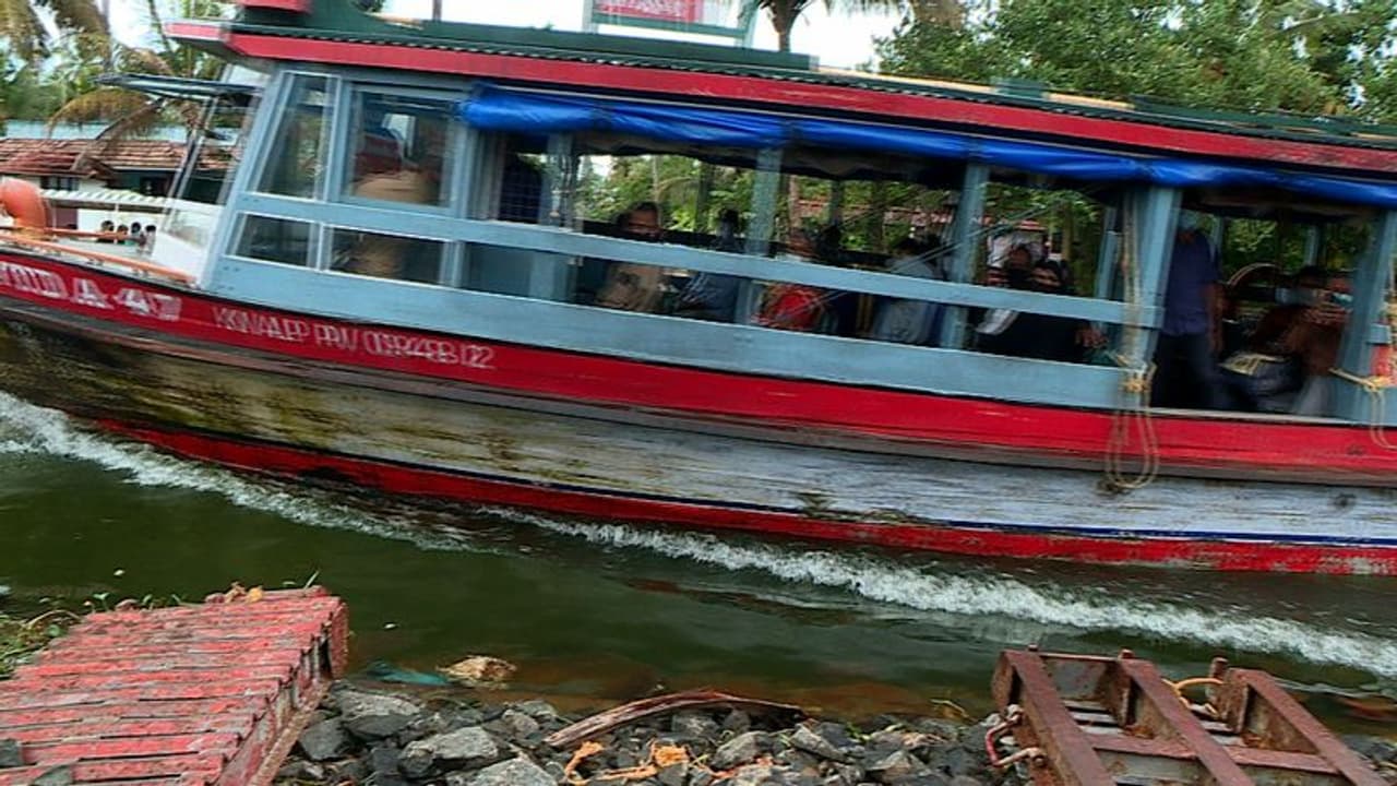 ഹൗസ് ബോട്ടുകൾക്ക് ഭീഷണിയായി മീനപ്പള്ളി തോട്ടിൽ സ്ഥാപിച്ച താൽക്കാലിക മുട്ടുകൾ