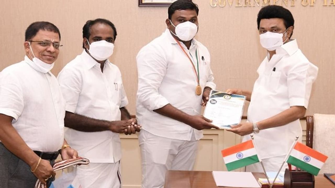 அடடே! காமன்வெல்த் போட்டிக்கு தகுதிபெற்ற திமுக எம்.எல்.ஏ..! நேரில் அழைத்து பாராட்டிய முதலமைச்சர் மு.க.ஸ்டாலின்! அடடே! காமன்வெல்த் போட்டிக்கு தகுதிபெற்ற திமுக எம்.எல்.ஏ..! நேரில் அழைத்து பாராட்டிய முதலமைச்சர் மு.க.ஸ்டாலின்!