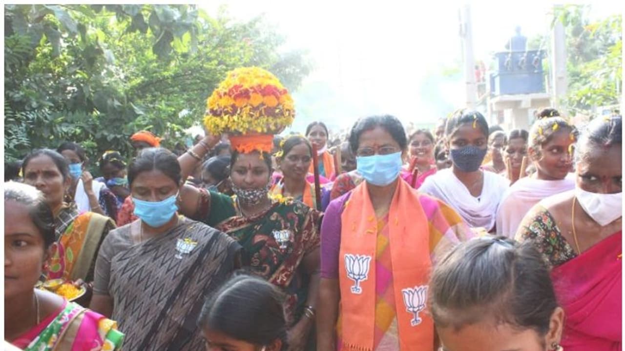 Huzurabad Bypoll: ఈటల జమున ఎన్నికల క్యాంపెయిన్‌.. ప్రచారంలో ఆమె ఏమన్నారంటే..?