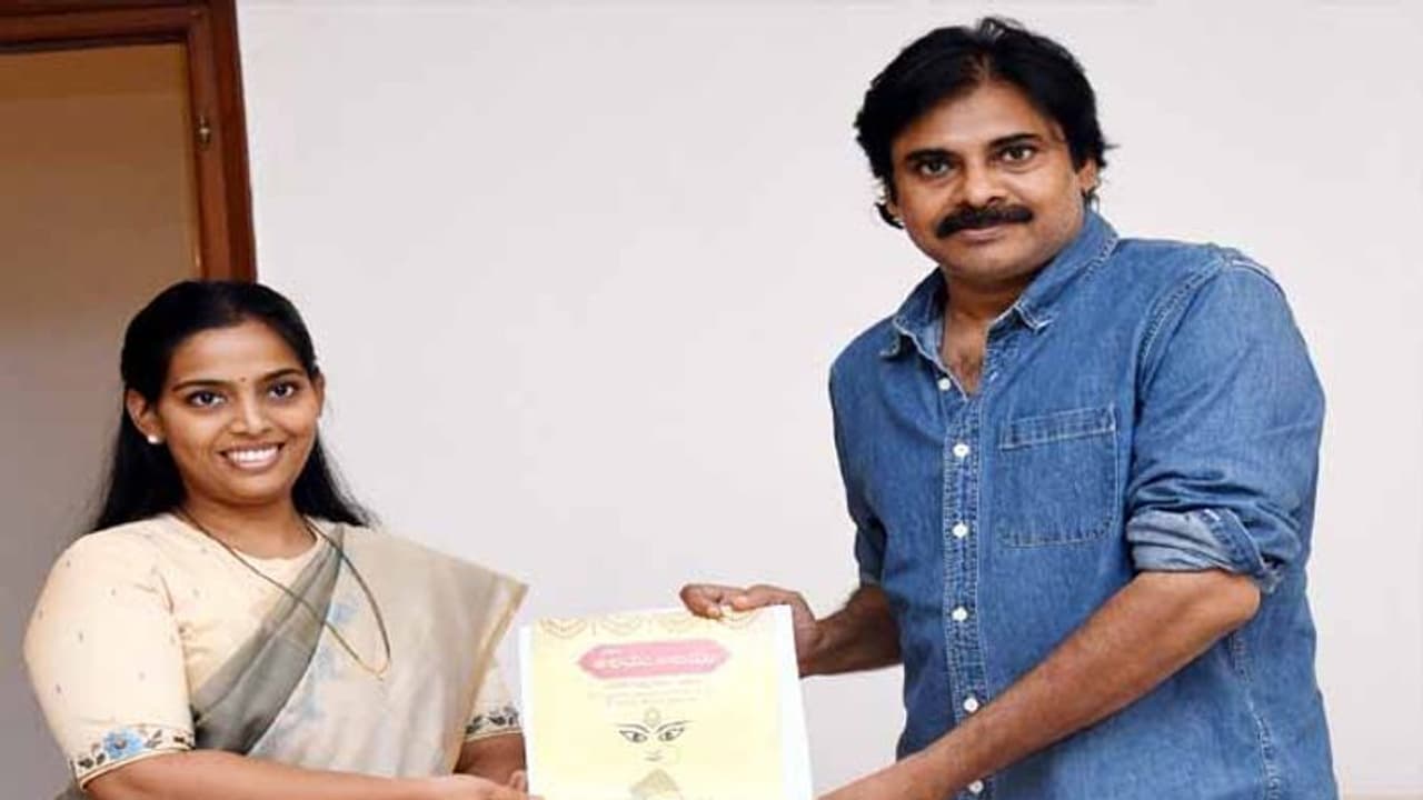 అలయ్ బలయ్కి పవన్కి ఆహ్వానం: ఇన్విటేషన్ ఇచ్చిన దత్తన్న కూతురు అలయ్ బలయ్కి పవన్కి ఆహ్వానం: ఇన్విటేషన్ ఇచ్చిన దత్తన్న కూతురు