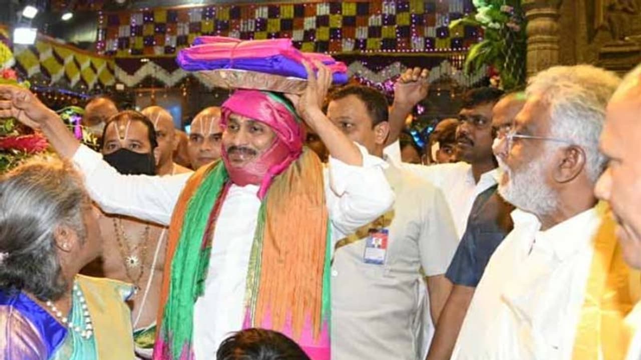 తిరుమల బ్రహ్మోత్సవాలు: శ్రీవారికి పట్టు వస్త్రాలు సమర్పించిన ఏపీ సీఎం జగన్