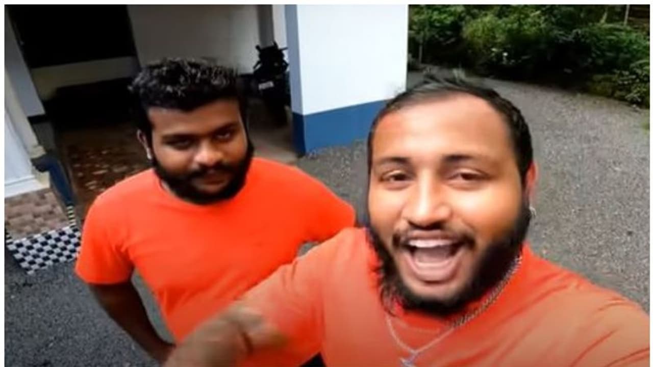 'ഹലോ ഗയ്സ് ഞങ്ങളെ വാടക വീട്ടില് നിന്ന് ഇറക്കിവിട്ടു'; ആരോപണവുമായി ഇ ബുള്ജെറ്റ് സഹോദരന്മാര് 'ഹലോ ഗയ്സ് ഞങ്ങളെ വാടക വീട്ടില് നിന്ന് ഇറക്കിവിട്ടു'; ആരോപണവുമായി ഇ ബുള്ജെറ്റ് സഹോദരന്മാര്