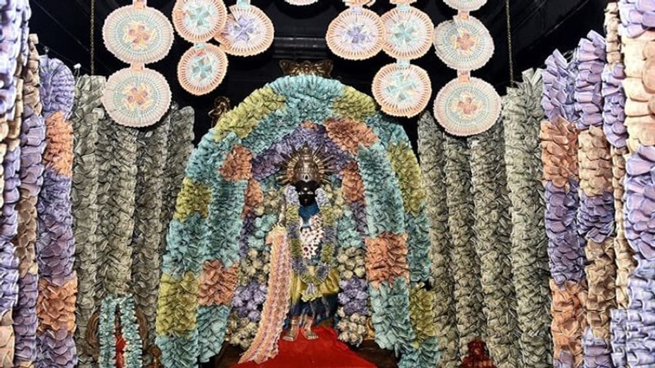 navratri 2021 : 5 కోట్ల కరెన్సీ, 7 కిలోల బంగారం, 60 కిలోల వెండితో ముస్తాబైన వాసవీమాత ఆలయం.. ఎక్కడంటే.. navratri 2021 : 5 కోట్ల కరెన్సీ, 7 కిలోల బంగారం, 60 కిలోల వెండితో ముస్తాబైన వాసవీమాత ఆలయం.. ఎక్కడంటే..
