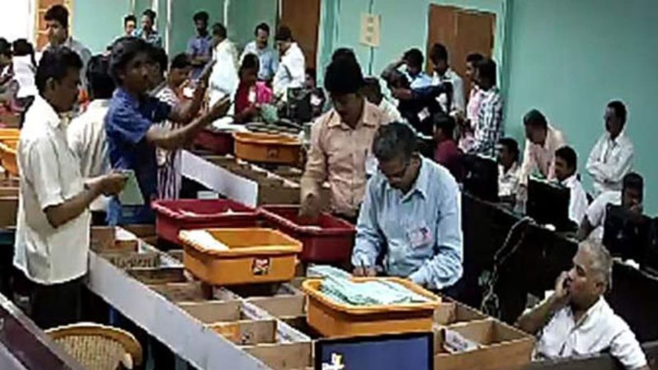 அடி தூள்... ஊரக உள்ளாட்சி தேர்தலுக்கான வாக்கு எண்ணிக்கை விறுவிறுப்பாக தொடங்கி நடைபெற்று வருகிறது. அடி தூள்... ஊரக உள்ளாட்சி தேர்தலுக்கான வாக்கு எண்ணிக்கை விறுவிறுப்பாக தொடங்கி நடைபெற்று வருகிறது.