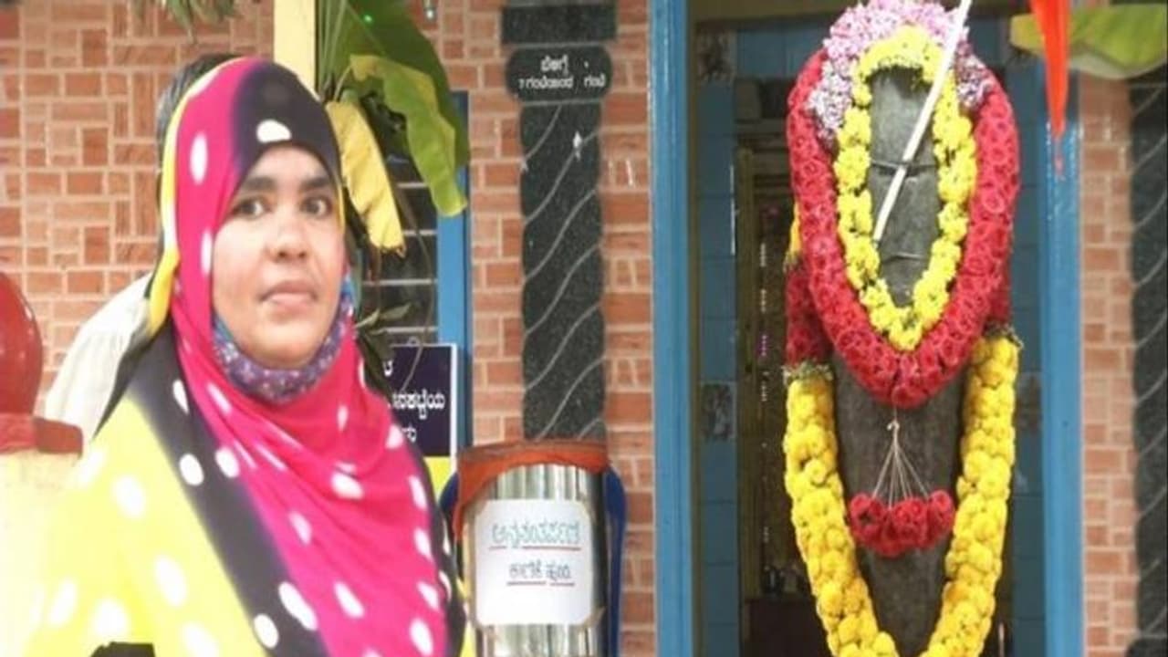 50 വർഷങ്ങൾക്ക് മുമ്പ് ഭർത്താവ് പണിത് സമർപ്പിച്ച ക്ഷേത്രത്തിലെത്തി, പൂജയിൽ പങ്കെടുത്ത് മുസ്ലിം സ്ത്രീ 50 വർഷങ്ങൾക്ക് മുമ്പ് ഭർത്താവ് പണിത് സമർപ്പിച്ച ക്ഷേത്രത്തിലെത്തി, പൂജയിൽ പങ്കെടുത്ത് മുസ്ലിം സ്ത്രീ