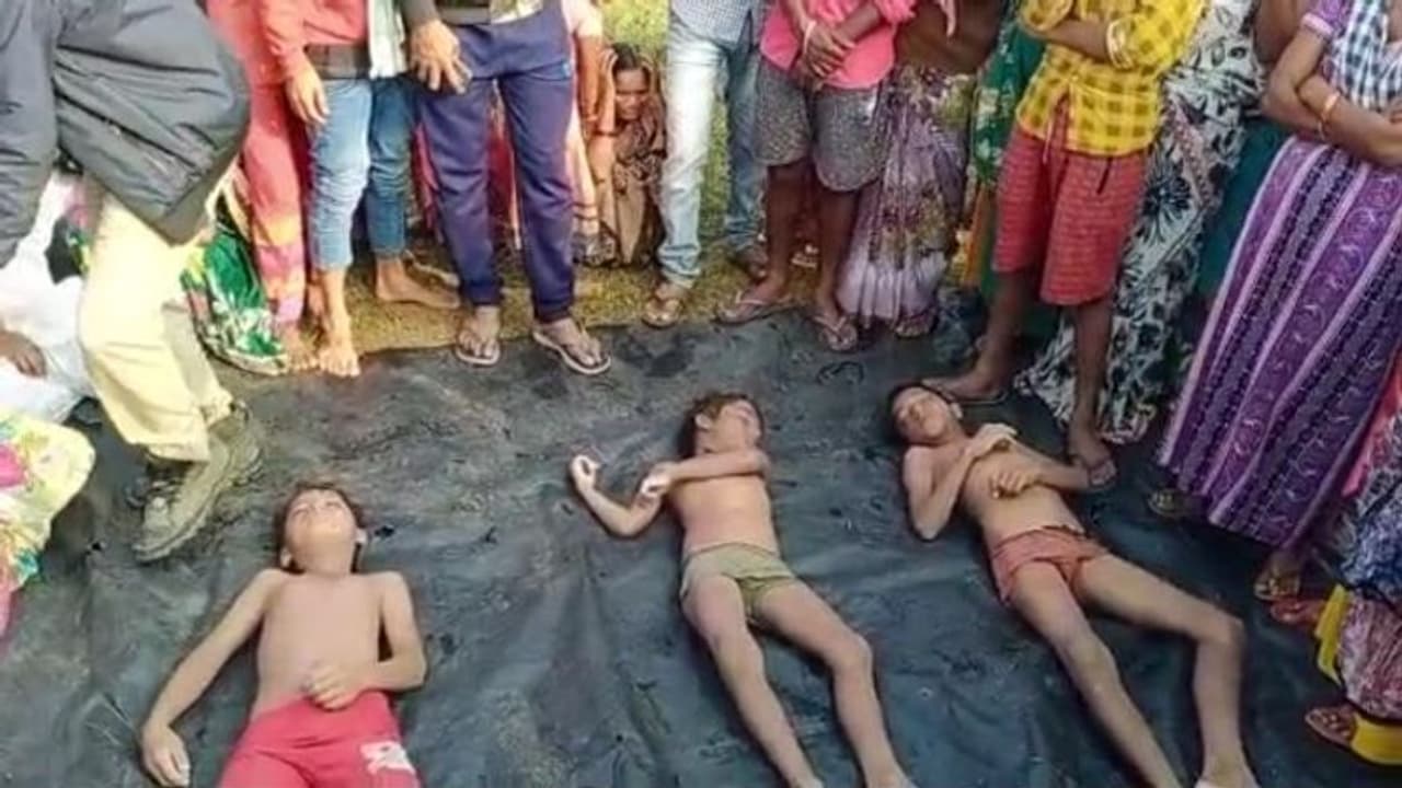 అనంతపురం: తల్లులు చూస్తుండగానే... చెరువులో మునిగి ముగ్గురు చిన్నారులు దుర్మరణం (వీడియో) అనంతపురం: తల్లులు చూస్తుండగానే... చెరువులో మునిగి ముగ్గురు చిన్నారులు దుర్మరణం (వీడియో)