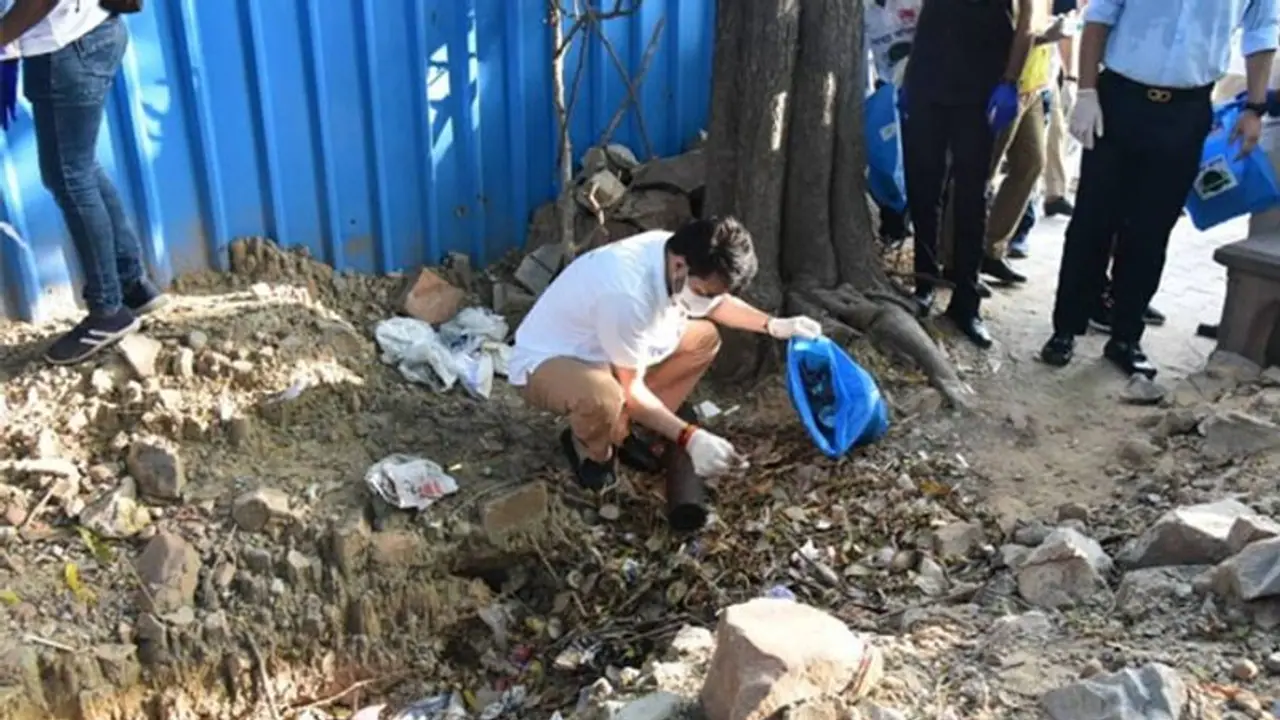 Clean India Drive: নিজে হাতে সাফাই অভিযান অনুরাগ ঠাকুরের, লক্ষ্য ৭৫ কিলো আবর্জনা সংগ্রহ করা Clean India Drive: নিজে হাতে সাফাই অভিযান অনুরাগ ঠাকুরের, লক্ষ্য ৭৫ কিলো আবর্জনা সংগ্রহ করা