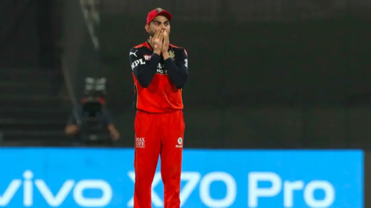 How did Virat Kohli react upon receiving USD 50,000 from Royal Challengers Bangalore in IPL 2008?