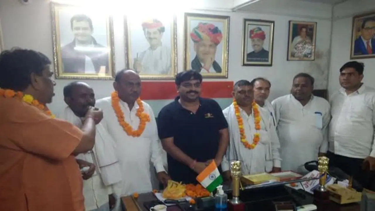 गजब हो गया ! मंत्री का दूधवाला भी बन गया नेता, दूध बेचते बेचते ऐसे जगमगाई किस्मत कि निर्विरोध बना.. गजब हो गया ! मंत्री का दूधवाला भी बन गया नेता, दूध बेचते बेचते ऐसे जगमगाई किस्मत कि निर्विरोध बना..