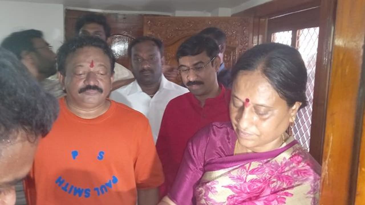 కొండా మూవీ డైరెక్టర్ వర్మకు కొండా సురేఖ ఘనస్వాగతం కొండా మూవీ డైరెక్టర్ వర్మకు కొండా సురేఖ ఘనస్వాగతం