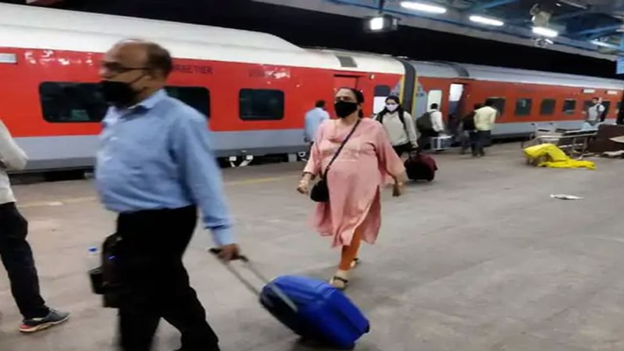 ऑफिस के बहाने रोमांस करने गर्लफ्रेंड को होटल ले जाते 62 साल के पिता, बेटे ने चुपके से देखा और...