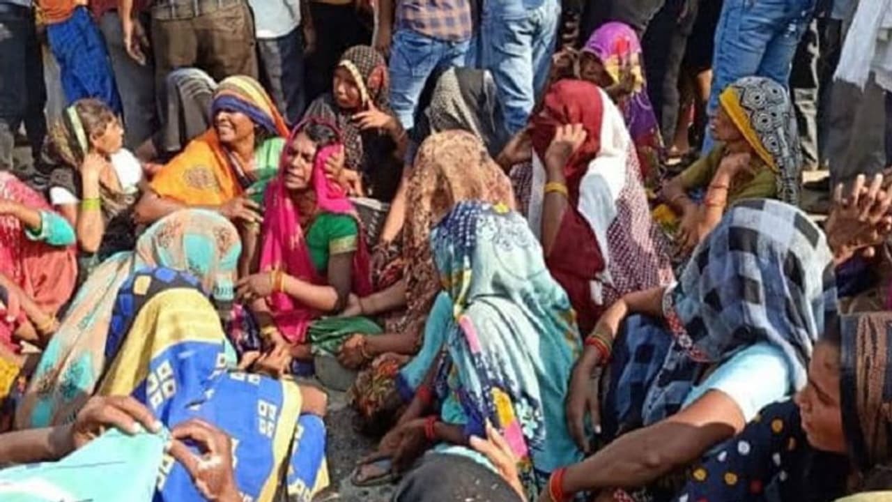 अब बुलंदशहर में पुलिस की पिटाई से ई रिक्शा चालक की मौत, चौकी इंचार्ज और सिपाही सस्पेंड, SSP ने बताई ये वजह अब बुलंदशहर में पुलिस की पिटाई से ई रिक्शा चालक की मौत, चौकी इंचार्ज और सिपाही सस्पेंड, SSP ने बताई ये वजह