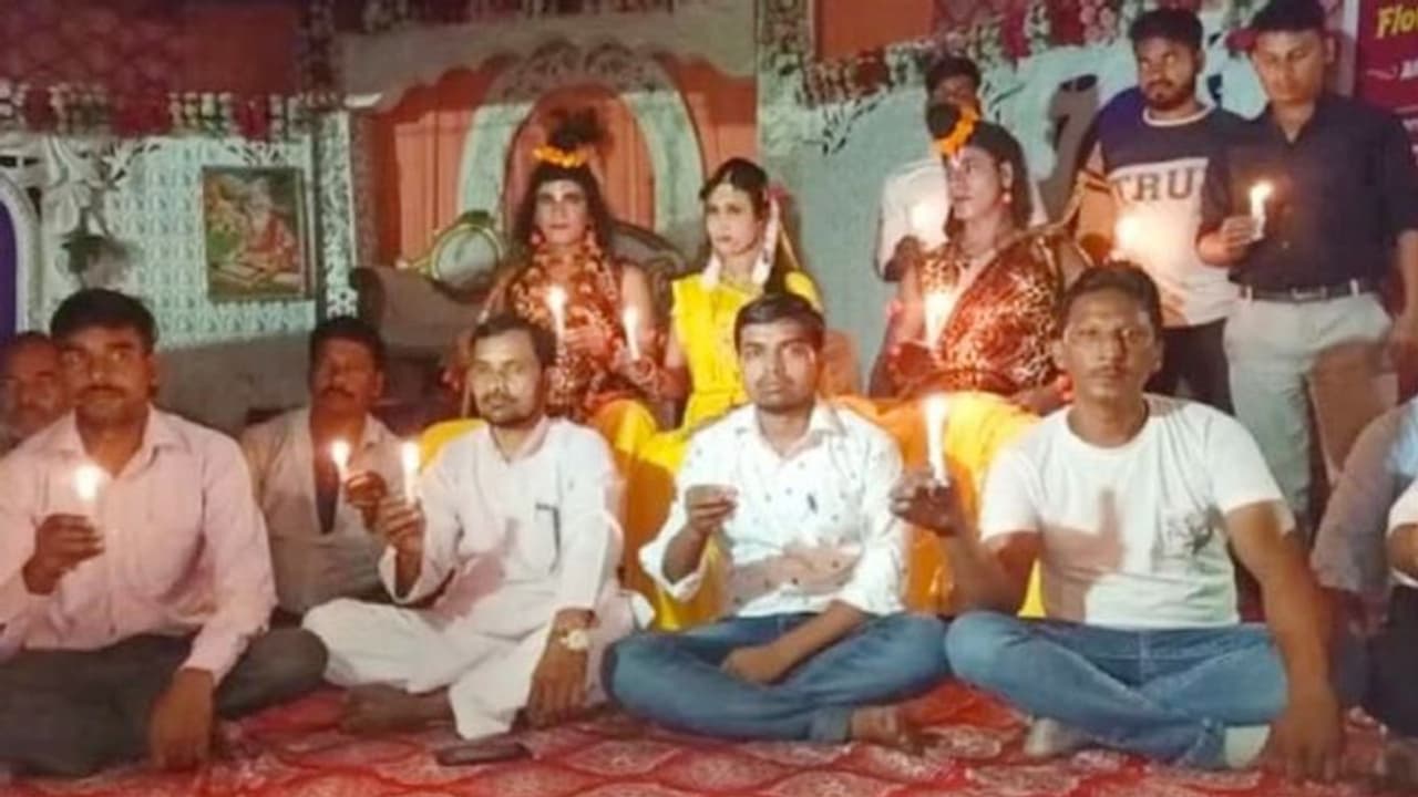 UP: मुरादाबाद में राम, लक्ष्मण और सीता ने घंटों धरना दिया, कारण जानकर रह जाएंगे हैरान UP: मुरादाबाद में राम, लक्ष्मण और सीता ने घंटों धरना दिया, कारण जानकर रह जाएंगे हैरान