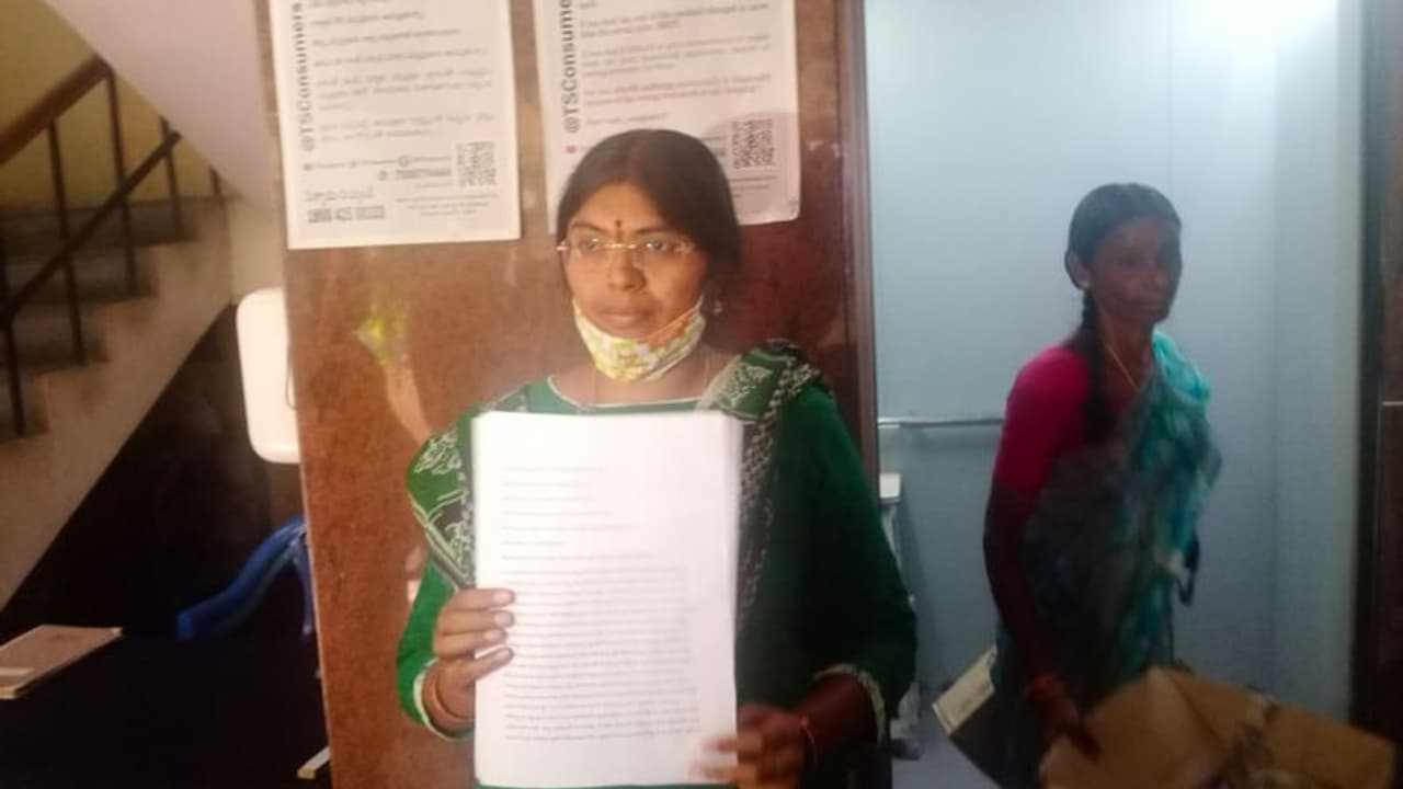 ఆడబిడ్డనని చూడకుండా... బ్రోకర్ అంటూ ఈటల రాజేందర్ దుర్భాషలాడారు: మహిళ ఫిర్యాదు (వీడియో)