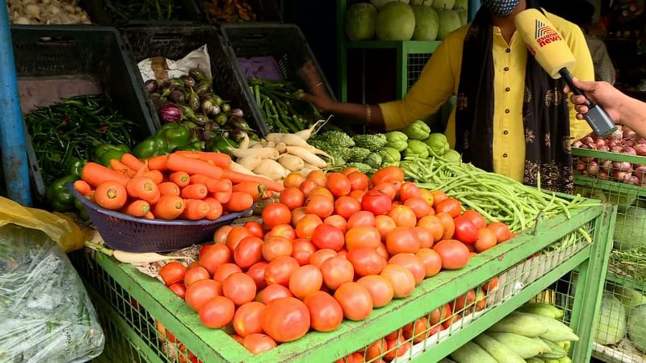 പച്ചക്കറി വിലയിൽ വൻ കുതിപ്പ്: ഉള്ളിയും തക്കാളിയുമടക്കം എല്ലാത്തിനും ഇരട്ടി വില പച്ചക്കറി വിലയിൽ വൻ കുതിപ്പ്: ഉള്ളിയും തക്കാളിയുമടക്കം എല്ലാത്തിനും ഇരട്ടി വില