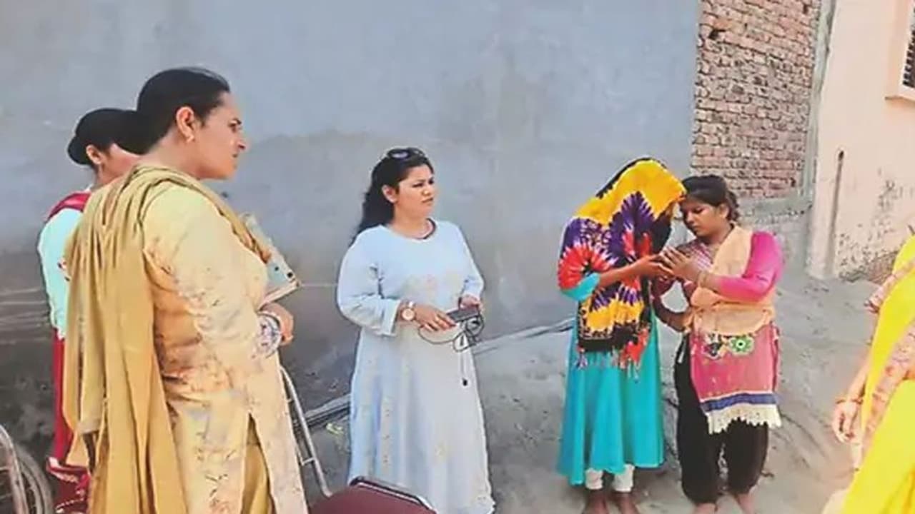 लड़की को 1640 किमी दूर बिन देखे लड़के से हुआ जीने मरने वाला प्यार, शादी को दोनों तैयार, लेकिन.. लड़की को 1640 किमी दूर बिन देखे लड़के से हुआ जीने मरने वाला प्यार, शादी को दोनों तैयार, लेकिन..