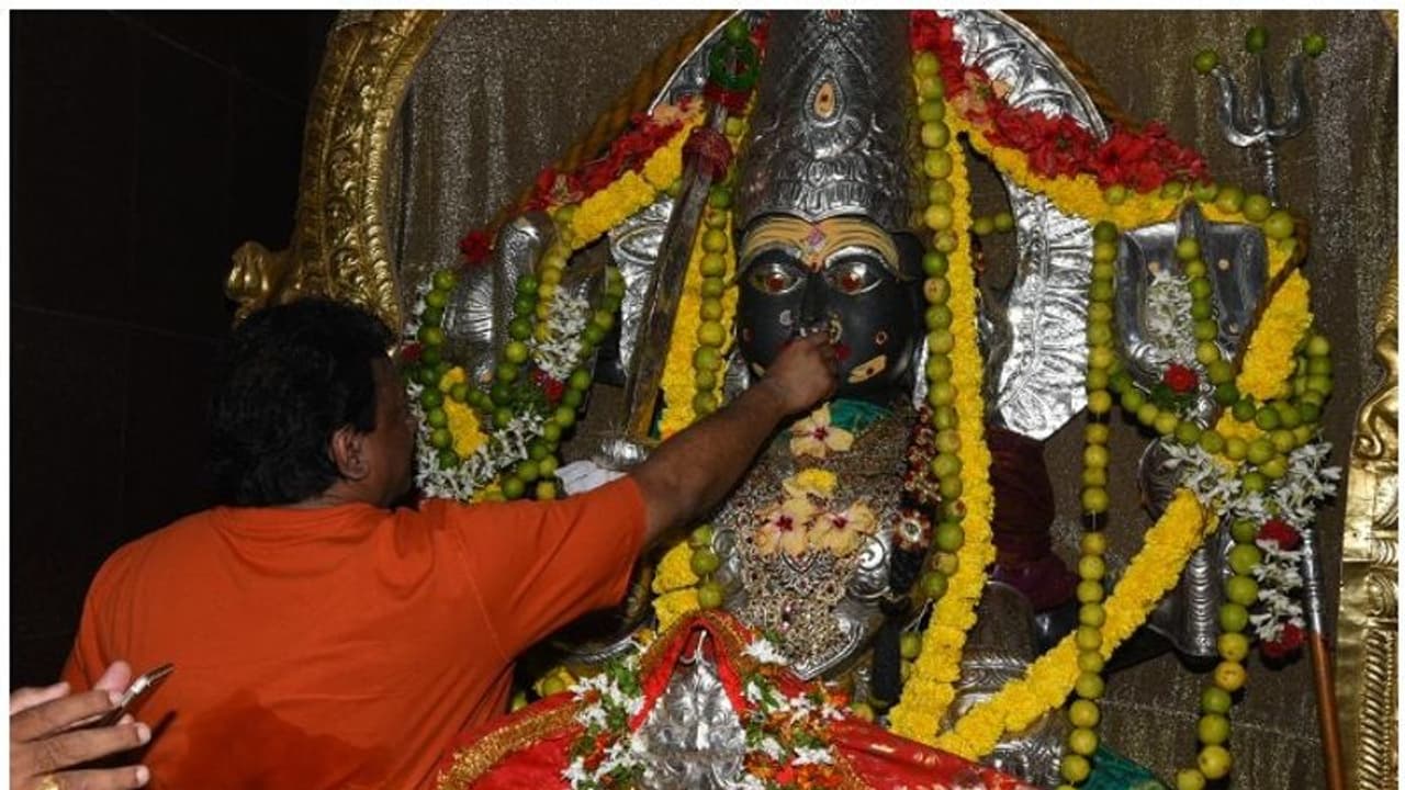 నాకు వోడ్కా.. మీకు విస్కీ.. మైసమ్మ దేవత ముందు రామ్గోపాల్ వర్మ పోస్టు వైరల్ నాకు వోడ్కా.. మీకు విస్కీ.. మైసమ్మ దేవత ముందు రామ్గోపాల్ వర్మ పోస్టు వైరల్