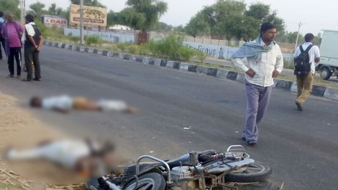 रफ्तार के कहर में खत्म हो गया पूरा परिवार, एक्सीडेंट इतना भयानक कि सड़क पर जा चिपके शव रफ्तार के कहर में खत्म हो गया पूरा परिवार, एक्सीडेंट इतना भयानक कि सड़क पर जा चिपके शव