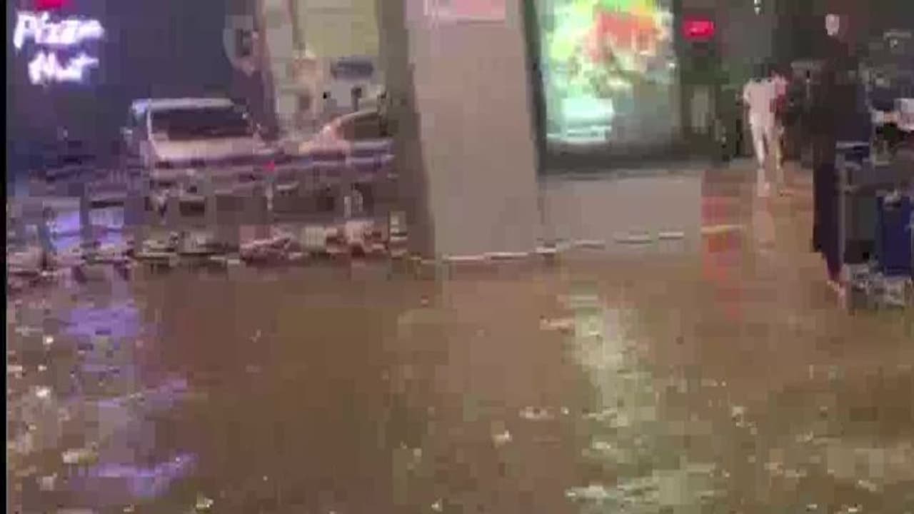 ബെംഗളുരു വിമാനത്താവളത്തിൽ വെള്ളപ്പൊക്കം; സമയത്തിനെത്താൻ ട്രാക്ടറിൽ കയറി യാത്രക്കാർ ബെംഗളുരു വിമാനത്താവളത്തിൽ വെള്ളപ്പൊക്കം; സമയത്തിനെത്താൻ ട്രാക്ടറിൽ കയറി യാത്രക്കാർ