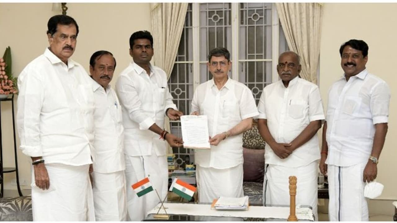 திமுகவுக்கு எதிராக தமிழக ஆளுநரிடம் புகார் பட்டியல் வாசித்த பாஜகவினர்... சிக்கலில் திமுக எம்.பி.க்கள்.? திமுகவுக்கு எதிராக தமிழக ஆளுநரிடம் புகார் பட்டியல் வாசித்த பாஜகவினர்... சிக்கலில் திமுக எம்.பி.க்கள்.?