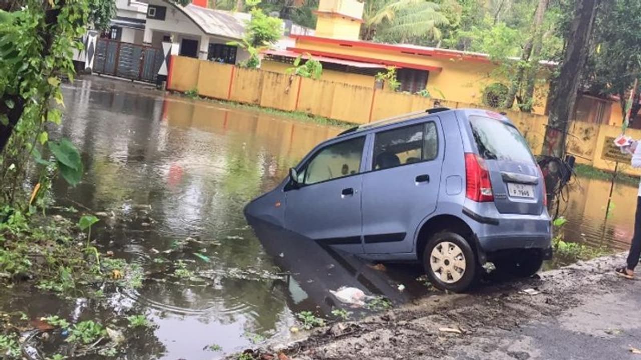 ആലപ്പുഴയിൽ കാർ നിയന്ത്രണം വിട്ട് കുളത്തിലേക്ക് മറിഞ്ഞു ആലപ്പുഴയിൽ കാർ നിയന്ത്രണം വിട്ട് കുളത്തിലേക്ക് മറിഞ്ഞു