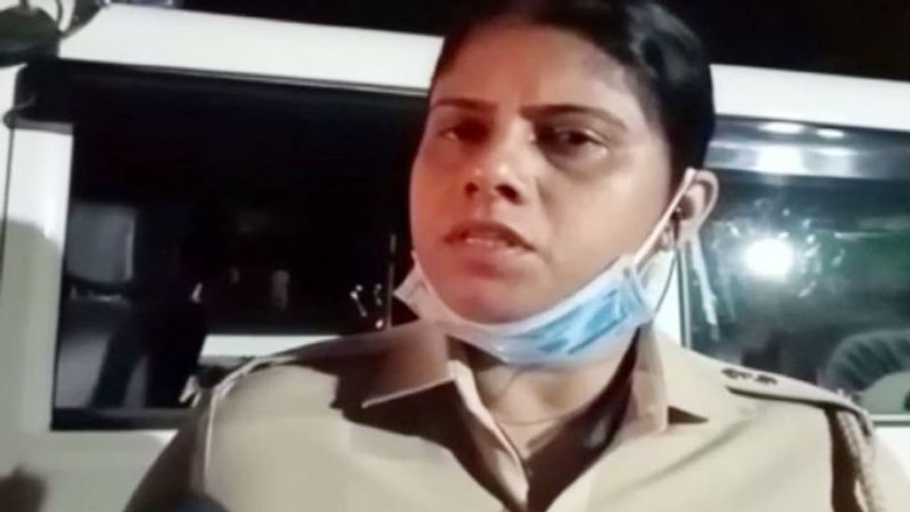 खौफनाक मर्डर: एकतरफा प्यार में सनकी ने 14 साल की लड़की को बीच सड़क पर रोका, चाकू घोंपकर मार डाला खौफनाक मर्डर: एकतरफा प्यार में सनकी ने 14 साल की लड़की को बीच सड़क पर रोका, चाकू घोंपकर मार डाला