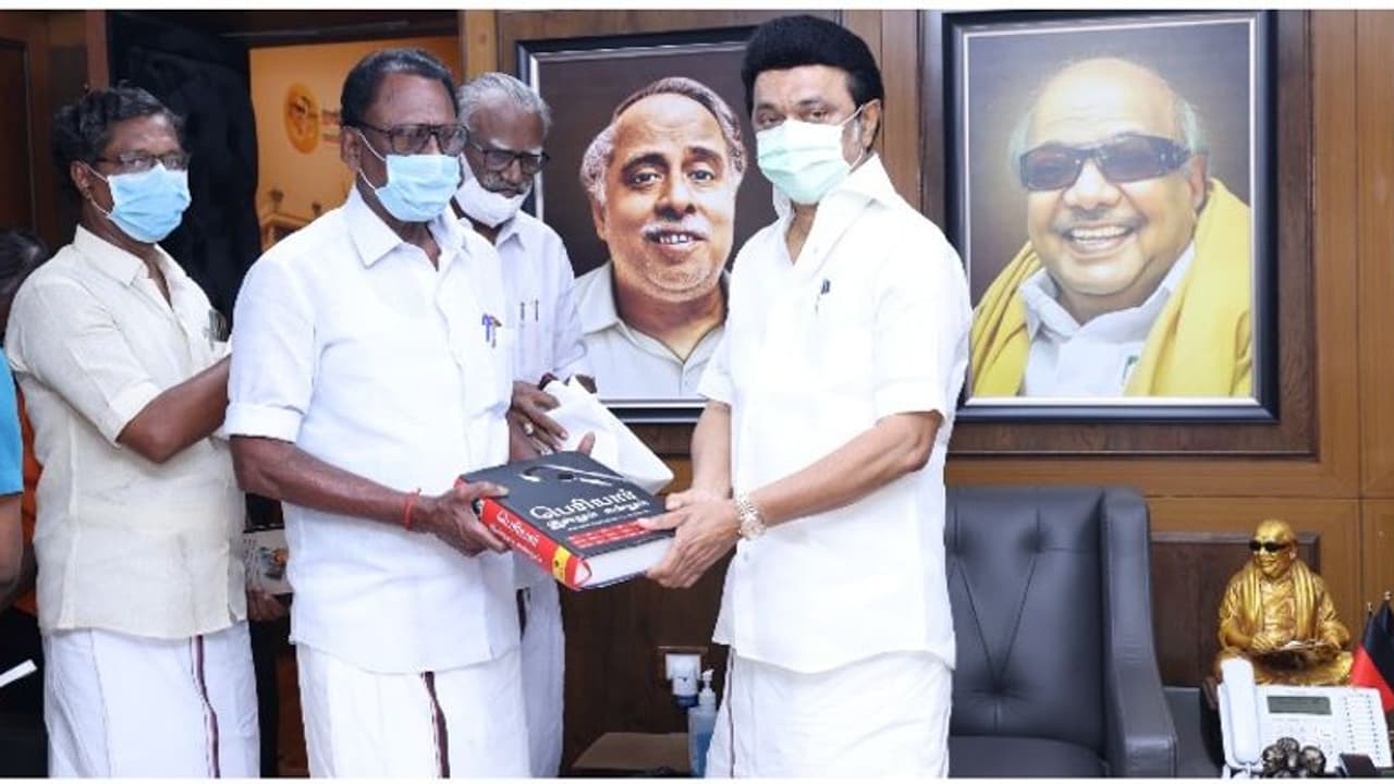 இரட்டை தலைமை எப்படி இருக்க முடியும்.? தேர்தல் முடிவுக்கு மத்தியில் திமுகவுக்கு தாவிய அதிமுக நிர்வாகிகள்! இரட்டை தலைமை எப்படி இருக்க முடியும்.? தேர்தல் முடிவுக்கு மத்தியில் திமுகவுக்கு தாவிய அதிமுக நிர்வாகிகள்!