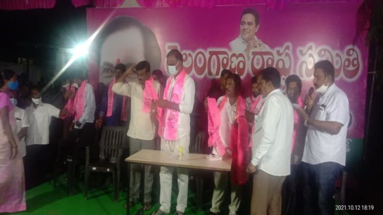 Huzurabad Bypoll: ఈటల కు షాక్... మంత్రి హరీష్ సమక్షంలో టీఆర్ఎస్ లోకి బిజెపి శ్రేణులు (వీడియో)