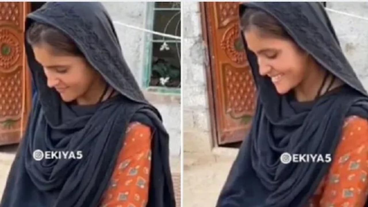 ഈ പുഞ്ചിരി ഇന്റര്നെറ്റില് വൈറല്ഹിറ്റ്, ക്രെഡിറ്റ് പാക്കിസ്ഥാനി പെണ്കുട്ടിയ്ക്ക് ഈ പുഞ്ചിരി ഇന്റര്നെറ്റില് വൈറല്ഹിറ്റ്, ക്രെഡിറ്റ് പാക്കിസ്ഥാനി പെണ്കുട്ടിയ്ക്ക്