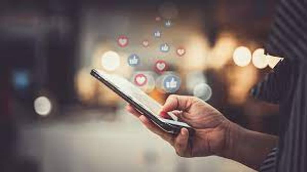 বাচ্চার মোবাইলের প্রতি আসক্তি ক্রমে বেড়ে চলেছে? এই তিন উপায় মোবাইল থেকে দূরে রাখুন বাচ্চাকে বাচ্চার মোবাইলের প্রতি আসক্তি ক্রমে বেড়ে চলেছে? এই তিন উপায় মোবাইল থেকে দূরে রাখুন বাচ্চাকে