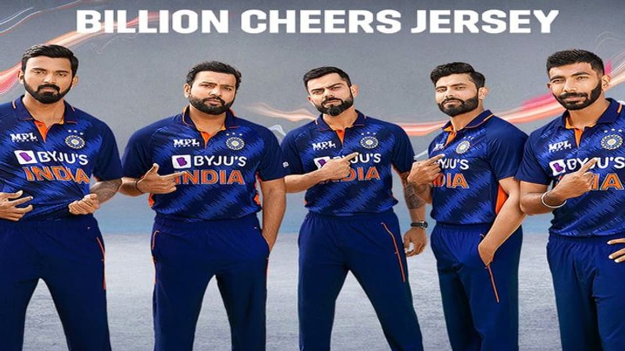 T20 वर्ल्ड कप में इस कलेवर में नजर आएगी भारतीय टीम, BCCI ने लॉन्च की नई जर्सी T20 वर्ल्ड कप में इस कलेवर में नजर आएगी भारतीय टीम, BCCI ने लॉन्च की नई जर्सी