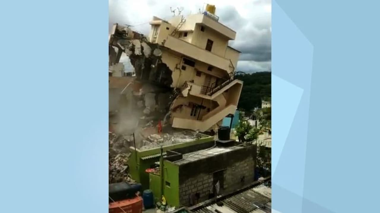 ബെംഗളൂരുവില് നാലുനില കെട്ടിടം തകര്ന്നുവീണു; ആളുകള് രക്ഷപ്പെട്ടത് തലനാരിഴയ്ക്ക് ബെംഗളൂരുവില് നാലുനില കെട്ടിടം തകര്ന്നുവീണു; ആളുകള് രക്ഷപ്പെട്ടത് തലനാരിഴയ്ക്ക്