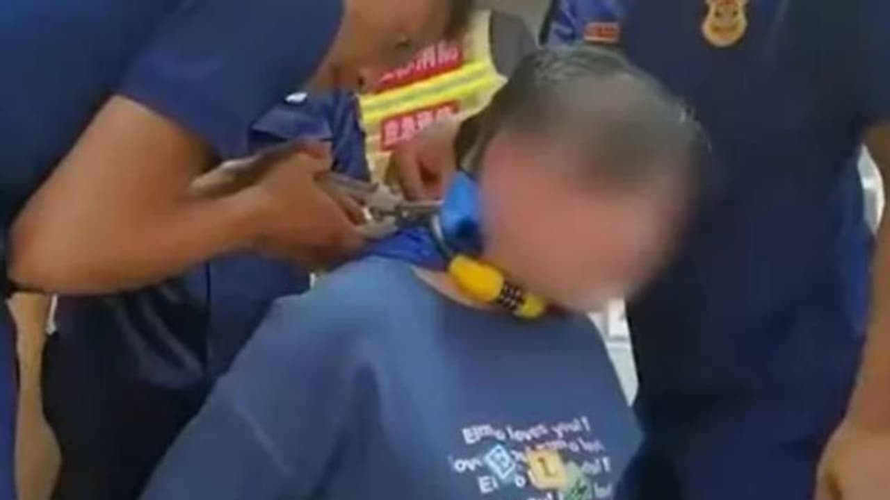 നാലുവയസുകാരൻ കളിക്കിടെ അമ്മയുടെ കഴുത്ത് സൈക്കിൾ ചെയിനിൽ പൂട്ടി, ഊരാക്കുടുക്കായി, അവസാനം അഗ്നിരക്ഷാസേനയെത്തി നാലുവയസുകാരൻ കളിക്കിടെ അമ്മയുടെ കഴുത്ത് സൈക്കിൾ ചെയിനിൽ പൂട്ടി, ഊരാക്കുടുക്കായി, അവസാനം അഗ്നിരക്ഷാസേനയെത്തി