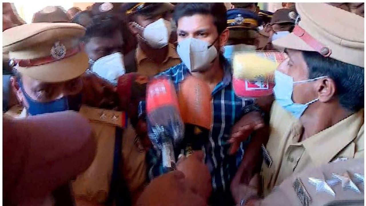 ഉത്രയുടെ അച്ഛൻ പറഞ്ഞത് മാത്രമാണ് കോടതി കേട്ടത്; തെറ്റൊന്നും ചെയ്തിട്ടില്ലെന്ന് സൂരജ്, ജയിലിലേക്ക് കൊണ്ടുപോയി ഉത്രയുടെ അച്ഛൻ പറഞ്ഞത് മാത്രമാണ് കോടതി കേട്ടത്; തെറ്റൊന്നും ചെയ്തിട്ടില്ലെന്ന് സൂരജ്, ജയിലിലേക്ക് കൊണ്ടുപോയി