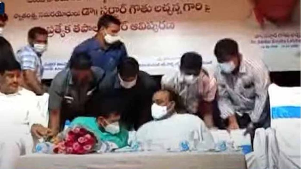 శ్రీకాకుళంలో అపశృతి: వేదికపై నుండి కిందపడ్డ అచ్చెన్నాయుడు, రామ్మోహన్ నాయుడు శ్రీకాకుళంలో అపశృతి: వేదికపై నుండి కిందపడ్డ అచ్చెన్నాయుడు, రామ్మోహన్ నాయుడు