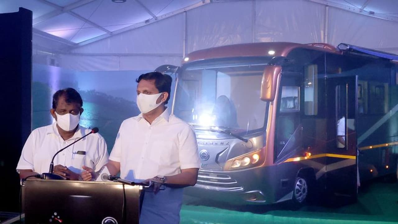 ടൂറിസം വകുപ്പിനുള്ള ബെന്സിന്റെ കാരവാന് റെഡി, പുറത്തിറക്കി മന്ത്രിമാര് ടൂറിസം വകുപ്പിനുള്ള ബെന്സിന്റെ കാരവാന് റെഡി, പുറത്തിറക്കി മന്ത്രിമാര്