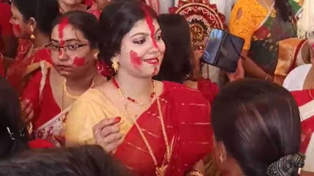Durga Puja প্রথা মেনে সাঁকরাইলের পাল বাড়িতে অষ্টমীর বিকেলে হল সিঁদুর খেলা