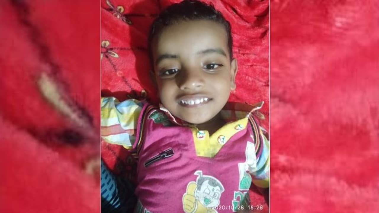 വാനിൻ്റെ വാതിലിൻ്റെ ചില്ലിനിടയിൽ തല കുരുങ്ങി നാലു വയസുകാരന് ദാരുണാന്ത്യം വാനിൻ്റെ വാതിലിൻ്റെ ചില്ലിനിടയിൽ തല കുരുങ്ങി നാലു വയസുകാരന് ദാരുണാന്ത്യം