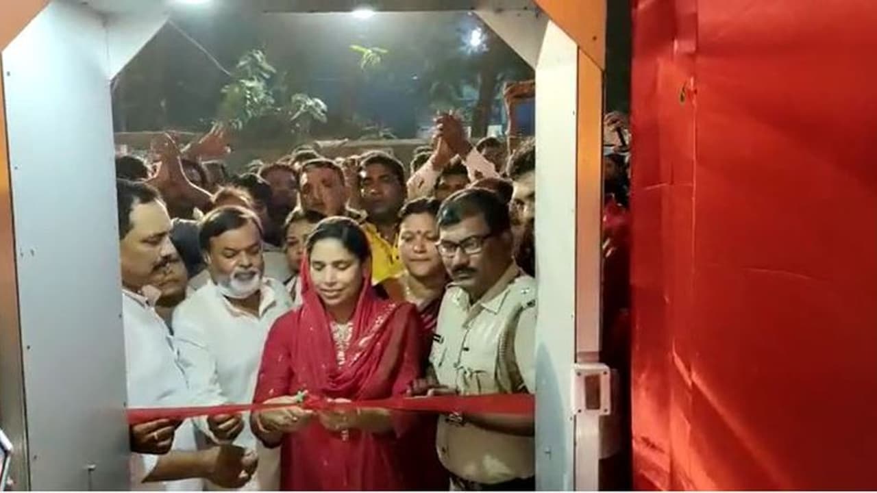 মাস্ক ছাড়াই পুজো উদ্বোধনে রাজ্যের মন্ত্রীরা, তীব্র কটাক্ষ বিজেপির মাস্ক ছাড়াই পুজো উদ্বোধনে রাজ্যের মন্ত্রীরা, তীব্র কটাক্ষ বিজেপির