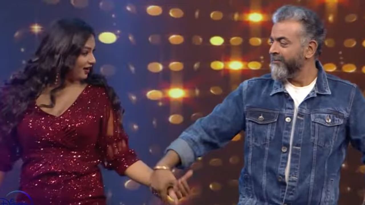 'പിണക്കം ഓൺ സ്ക്രീനിൽ മാത്രം'; കിടിലൻ ഡാൻസുമായി കുടുംബവിളക്കിലെ 'വേദികയും സിദ്ധുവും' 'പിണക്കം ഓൺ സ്ക്രീനിൽ മാത്രം'; കിടിലൻ ഡാൻസുമായി കുടുംബവിളക്കിലെ 'വേദികയും സിദ്ധുവും'