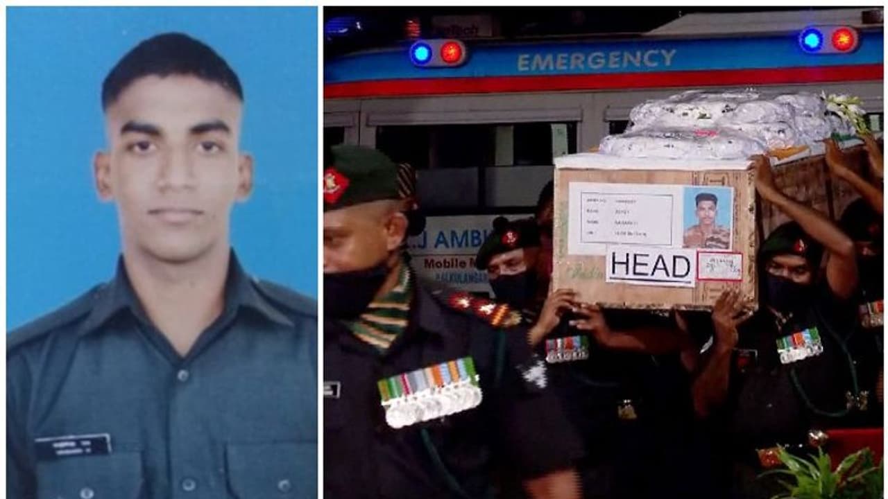 മലയാളി സൈനികൻ വൈശാഖിന്റെ ഭൗതിക ശരീരം തിരുവനന്തപുരത്ത് എത്തിച്ചു, അന്തിമോപചാരമർപ്പിച്ച് പ്രമുഖർ മലയാളി സൈനികൻ വൈശാഖിന്റെ ഭൗതിക ശരീരം തിരുവനന്തപുരത്ത് എത്തിച്ചു, അന്തിമോപചാരമർപ്പിച്ച് പ്രമുഖർ