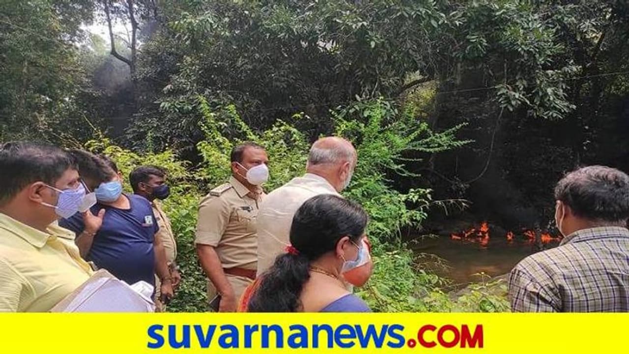 ಯಲ್ಲಾಪುರ: ರಾಸಾಯನಿಕ ಟ್ಯಾಂಕರ್ ಉರುಳಿ ತೋಟ, ಕಾಡಿಗೆ ಬೆಂಕಿ ಯಲ್ಲಾಪುರ: ರಾಸಾಯನಿಕ ಟ್ಯಾಂಕರ್ ಉರುಳಿ ತೋಟ, ಕಾಡಿಗೆ ಬೆಂಕಿ