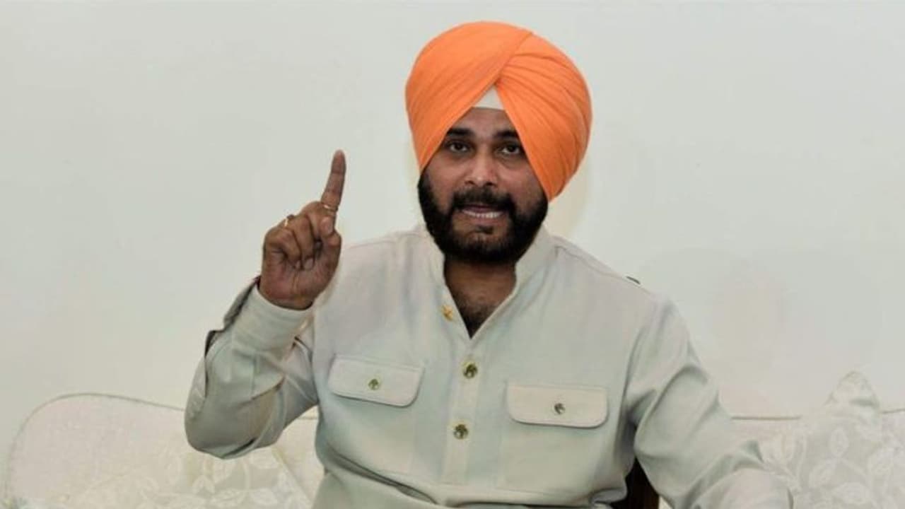 क्या मानेंगे गुरु! दिल्ली दरबार में आज सिद्धू की पेशी, हाईकमान कर सकते हैं कुर्सी पर फैसला