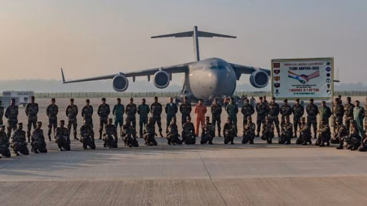 Yudh Abhyas: साथ मिलकर दुश्मनों को धूल चटाने के तौर तरीके सीखेंगी दुनिया की 2 महाशक्तियों की सेनाएं Yudh Abhyas: साथ मिलकर दुश्मनों को धूल चटाने के तौर तरीके सीखेंगी दुनिया की 2 महाशक्तियों की सेनाएं