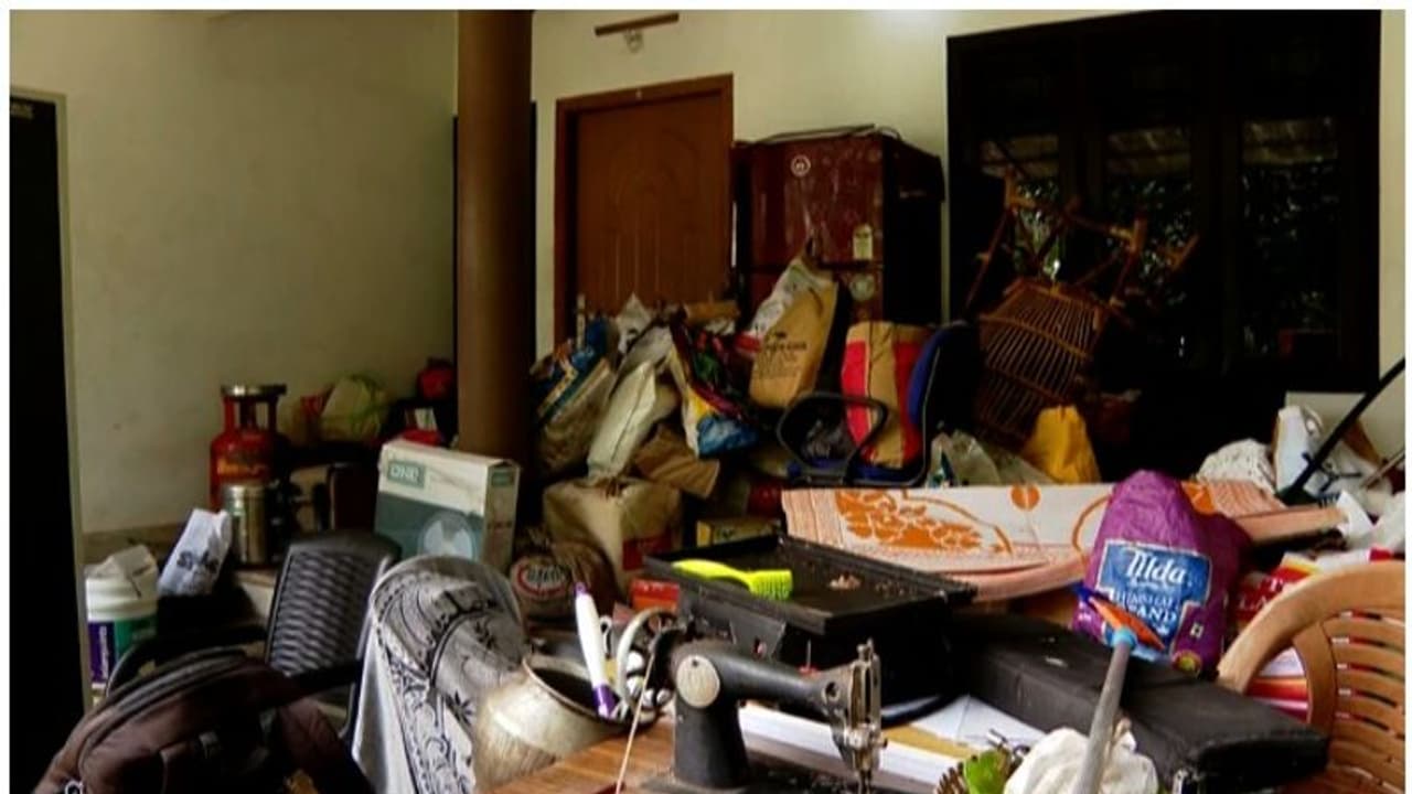 കോഴിക്കോട് വനിത സംരംഭകയുടെ വീടും ഫാക്ടറിയും ജപ്തി ചെയ്തു; അഞ്ചംഗ കുടുംബം പെരുവഴിയില് കോഴിക്കോട് വനിത സംരംഭകയുടെ വീടും ഫാക്ടറിയും ജപ്തി ചെയ്തു; അഞ്ചംഗ കുടുംബം പെരുവഴിയില്