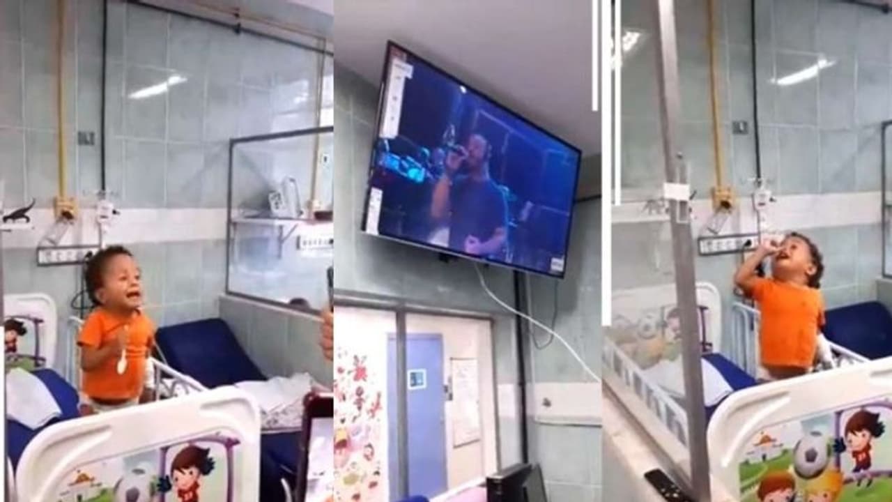 സ്പൂൺ മൈക്ക് ആക്കി, ആശുപത്രി കിടക്കയിൽ നിന്ന് പാട്ട് പാടുന്ന കുരുന്ന്; വീഡിയോ വൈറല്‍