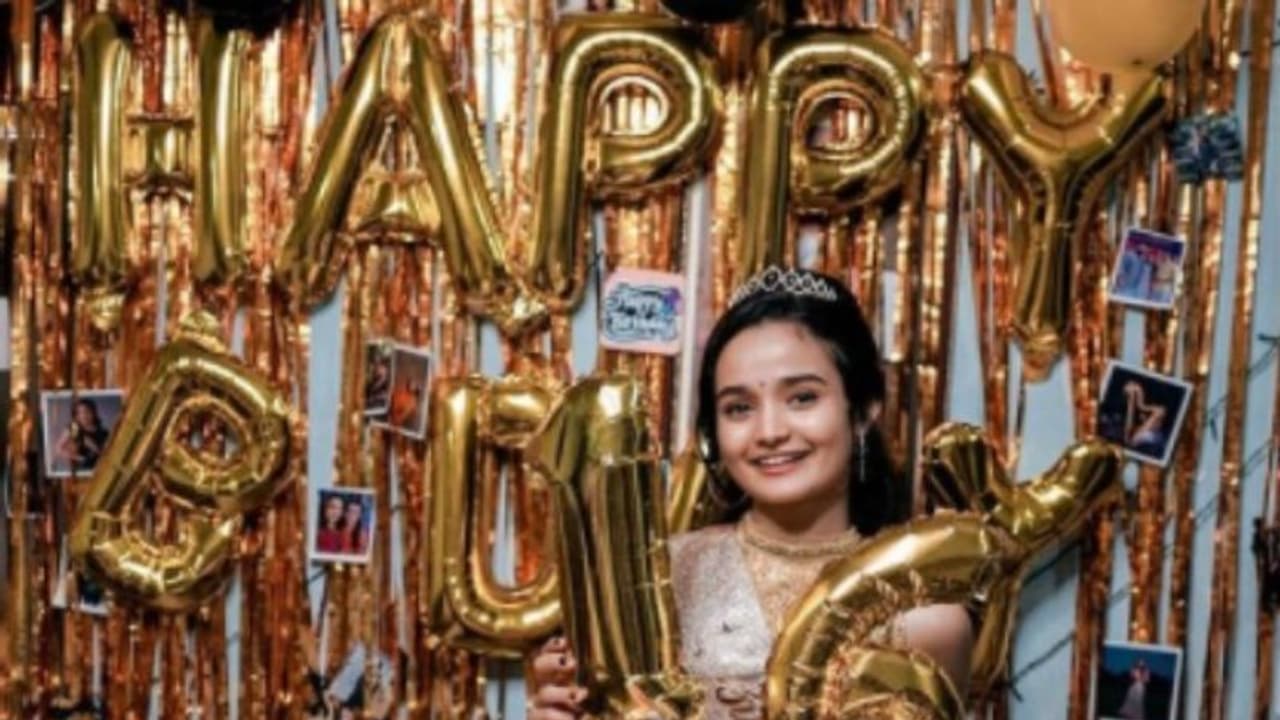 പതിനാറാം ജന്മദിനം ആഘോഷമാക്കി, ഫോട്ടോ പങ്കുവെച്ച് മീനാക്ഷി